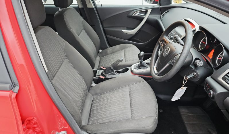 2010 Red Vauxhall Astra Exclusiv, 1.4L petrol. MOT June 2026. 5dr. aux, ac.71k miles.Ulez free £2995 full
