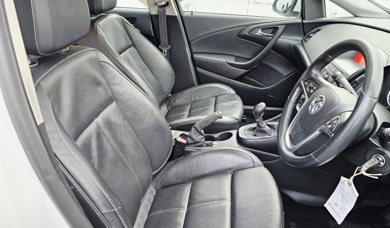 2015 White Vauxhall Astra Limited Edition, 1.6L petrol. MOT August 2026. 5dr. aux, ac.FSH.Ulez free.£3495 full