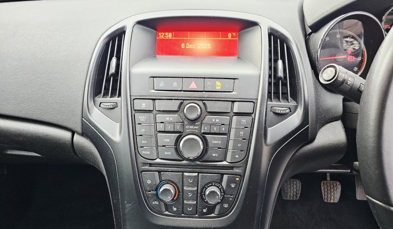 2015 White Vauxhall Astra Limited Edition, 1.6L petrol. MOT August 2026. 5dr. aux, ac.FSH.Ulez free.£3495 full