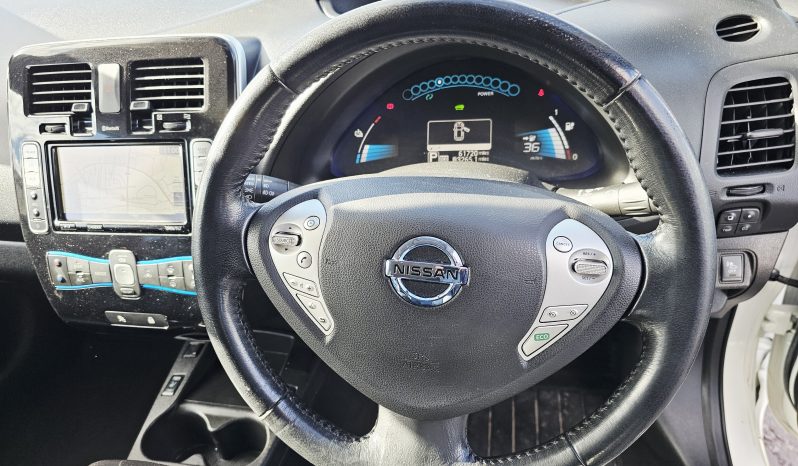 Automatic! 2015 White Nissan Leaf 80kw Tekna .MOT February 2027.5Dr.61k Miles.FSH.Heated Seats.Reverse Camera.Ulez free £3795 full