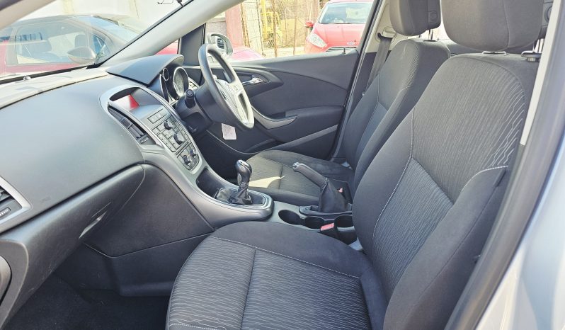 57k miles! 2015 Silver Vauxhall Astra Design, 1.6L petrol. MOT November 2026. 5dr.aux, AC.FSH.Ulez free £4995 full