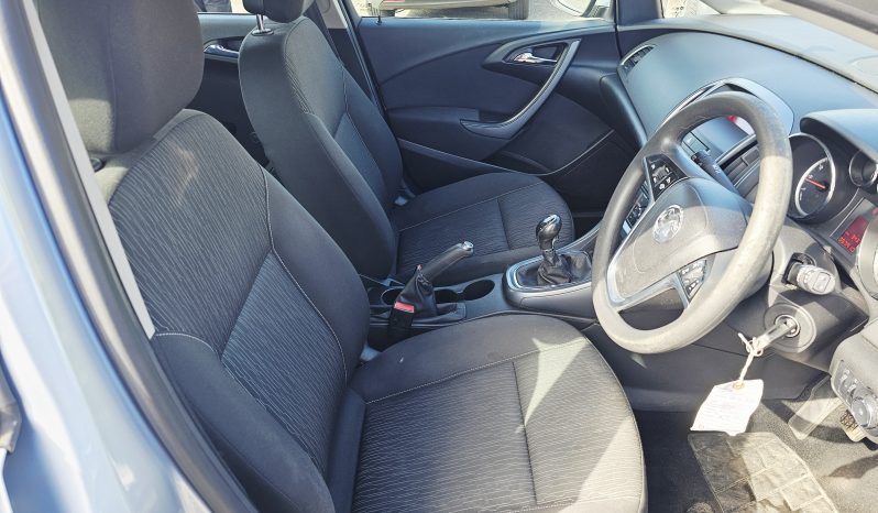 57k miles! 2015 Silver Vauxhall Astra Design, 1.6L petrol. MOT November 2026. 5dr.aux, AC.FSH.Ulez free £4995 full