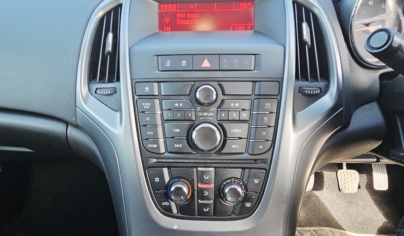 57k miles! 2015 Silver Vauxhall Astra Design, 1.6L petrol. MOT November 2026. 5dr.aux, AC.FSH.Ulez free £4995 full